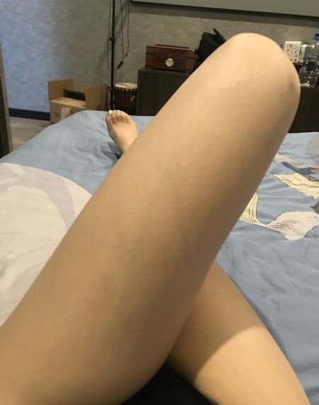 手伸进她的乳罩里揉搓着