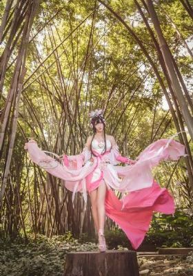 女人裸露双乳给男人喂奶文